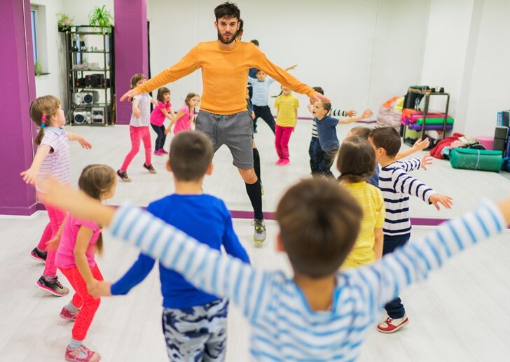 Ein Erzieher macht Sportübungen mit den Kindern | © iStock/BraunS